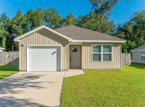 3869 Second Avenue, Laurel Hill, FL 32567