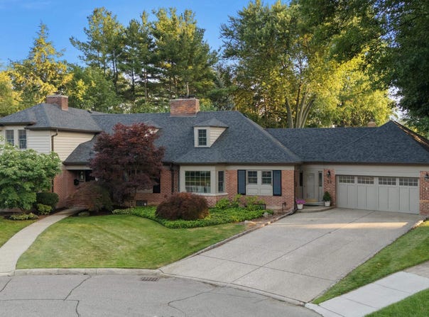 39 Harbor Hill, Grosse Pointe Farms, MI 48236