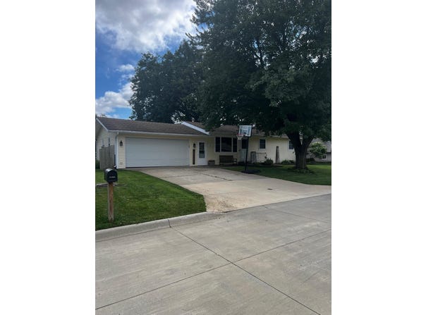 415 SW 10th Street, Independence, IA 50644