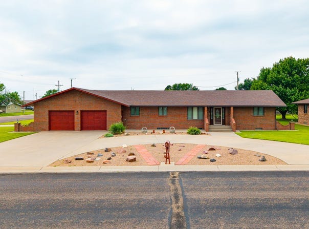 303 Elm Ave, Oakley, KS 67748
