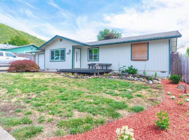 1007 NE Primrose Place, Grants Pass, OR 97526