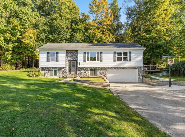 6927 Forestview Trail, Saranac, MI 48881