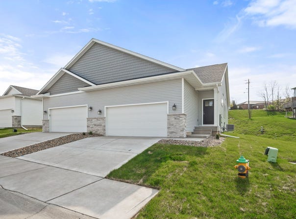 25 Keeneland Court, Pleasant Hill, IA 50327