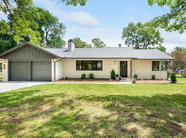 436 S Waverly Dr, Wichita, KS 67218-1740