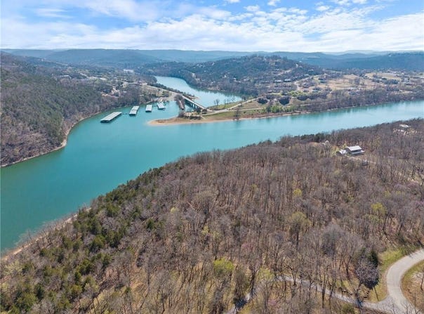 000 Oaks Landing  DR, Eureka Springs, AR 72631