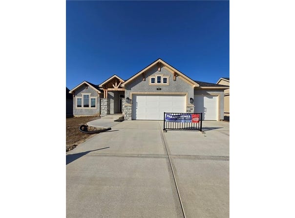 4604 NW Luna Piena Way, Riverside, MO 64150