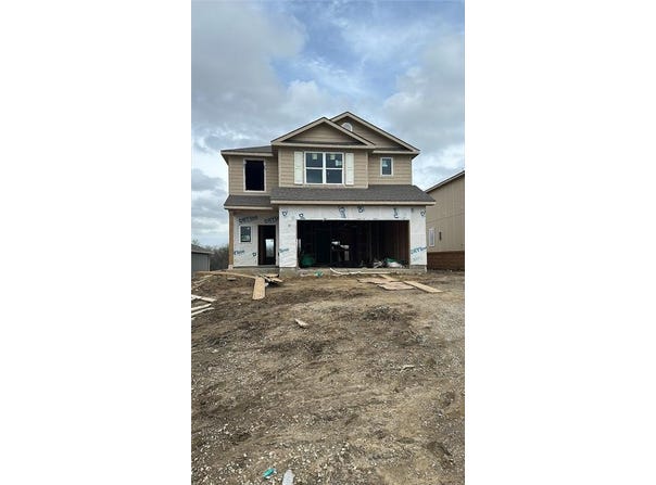 411 Rock Creek Drive, Tonganoxie, KS 66086