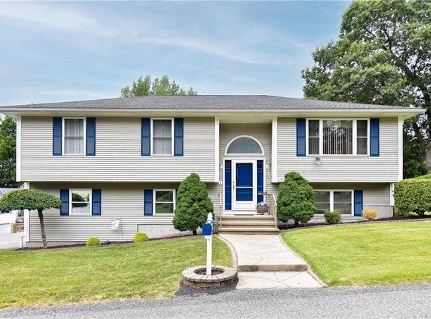 17 Middle Street, North Providence, RI 02911
