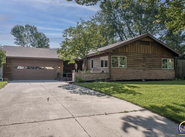 736 SW Crest DR, Topeka, KS 66606