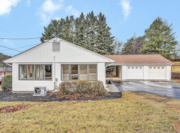 5401 Warwood Dr, Roanoke, VA 24018