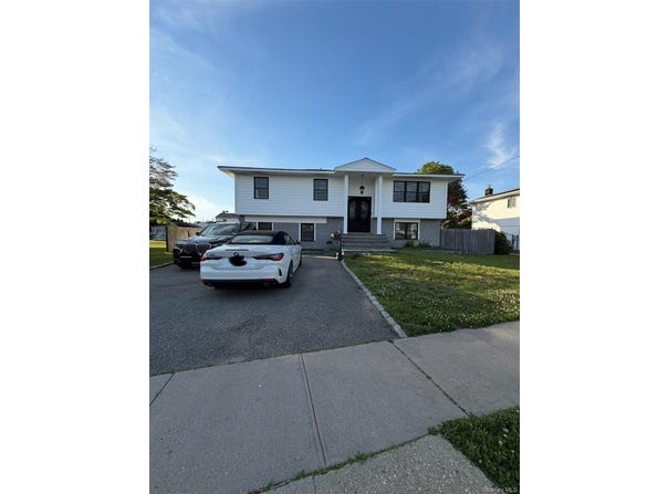19 Jersey Street, Hicksville, NY 11801