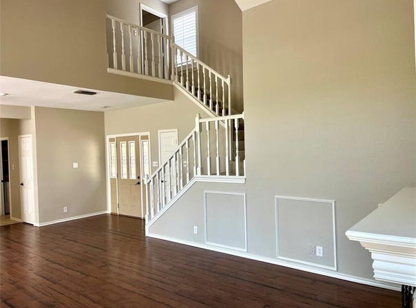 207 Cimarron Trail, Irving, TX 75063