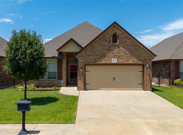 1013 Golden Leaf Drive, Moore, OK 73160