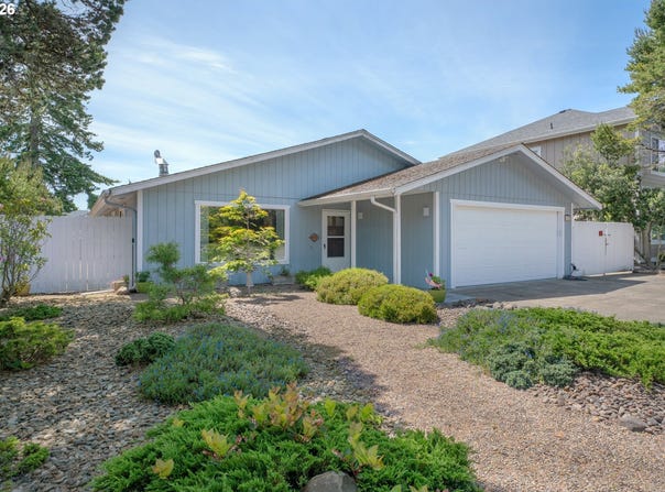 1142 9TH St, Florence, OR 97439
