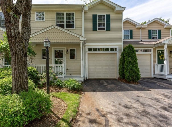 31 Sycamore Dr, Middleboro, MA 02346