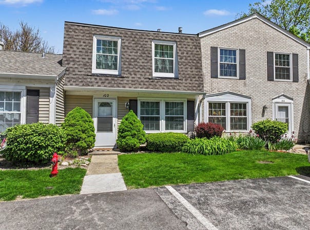 102 Bright Oaks Circle, Cary, IL 60013