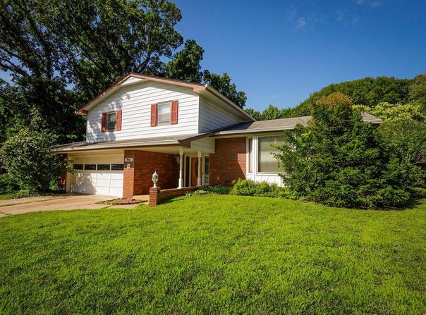 901 N Brook Forest, Derby, KS 67037