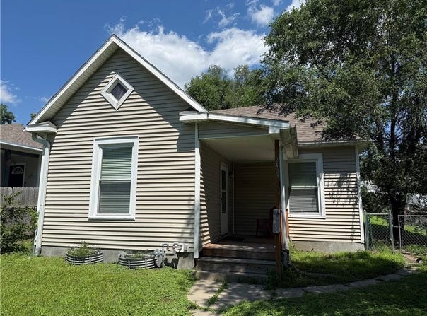 2423 S 17th Street, St Joseph, MO 64503