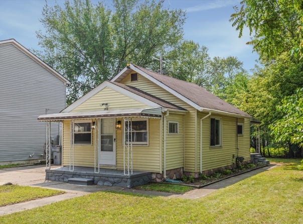 1210 E Bernhard Avenue, Hazel Park, MI 48030