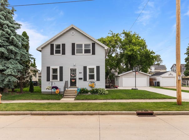624 W 8TH Avenue, OSHKOSH, WI 54902-5857