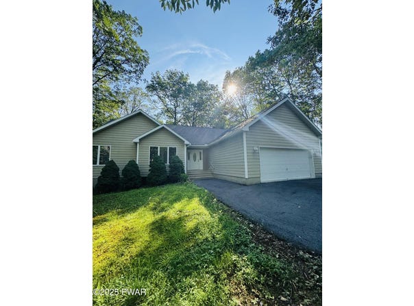 137 Rodeo Drive, Lords Valley, PA 18428