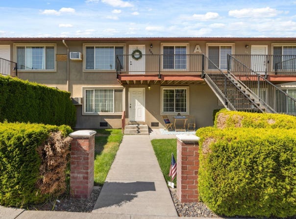 526 S 40th Ave unit A-102, West Richland, WA 99353