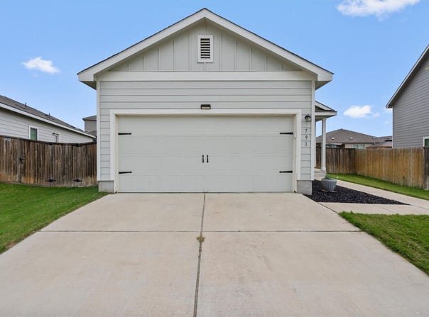 791 Circle Way, Jarrell, TX 76537