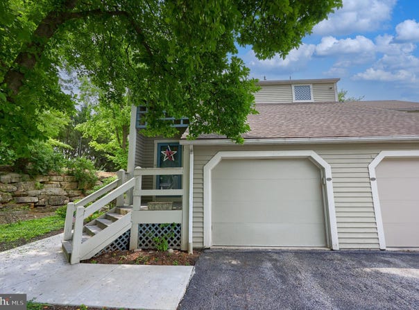 2005 MEADOW GLEN, READING, PA 19610