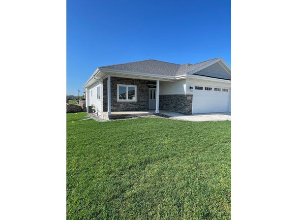 827 Vineyard Drive, Cambridge, WI 53523