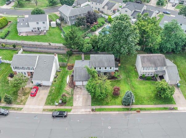 29 Wintergreen Avenue E, Edison, NJ 08820