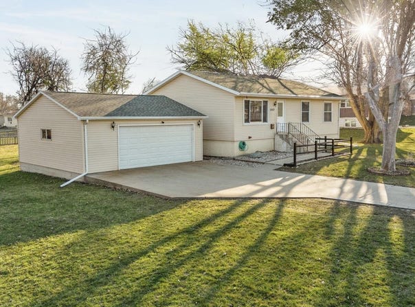 1002 E Ridgeway Avenue, Waterloo, IA 50702