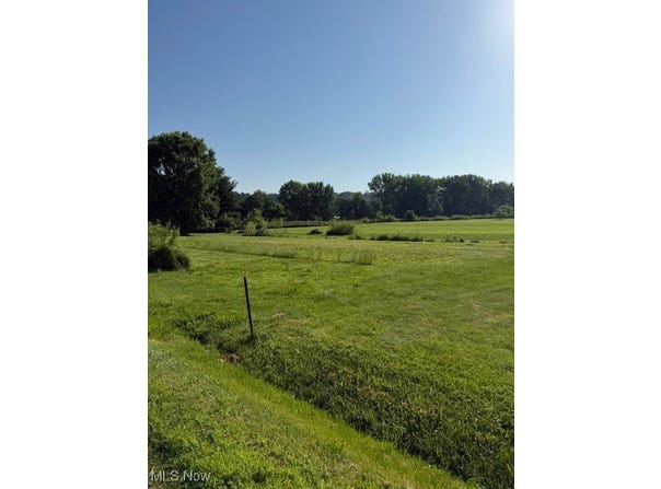 Easter Avenue NW, North Lawrence, OH 44666