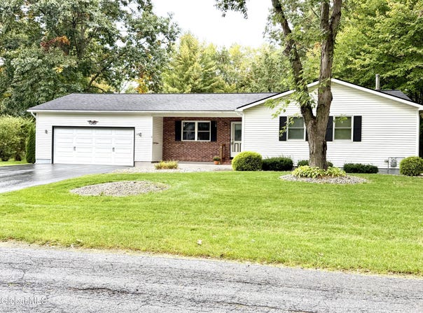 10 Pheasant Walk, Queensbury, NY 12804