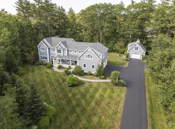 10 Paddock Way, Falmouth, ME 04105