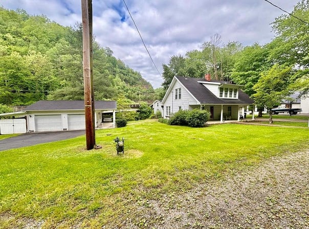 55 Old Bridge RD, Staffordsville, KY 41256