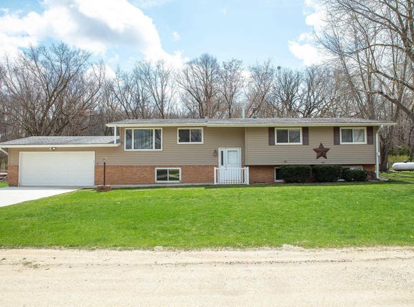 1002 201st Street, Ionia, IA 50645