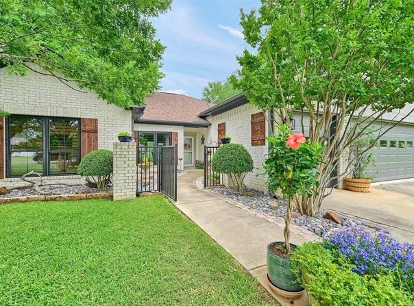 218 Cayuga Trail, Lake Kiowa, TX 76240