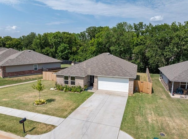 831 Twin Lakes Drive, Noble, OK 73068