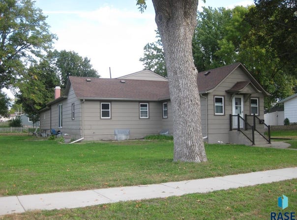 712 E 3rd St, Dell Rapids, SD 57022