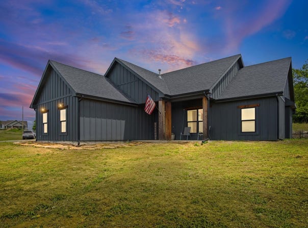 1714 SE Herschell RD, Tecumseh, KS 66542