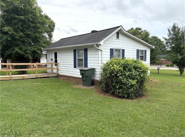905 W Jefferson Street, Mayodan, NC 27027