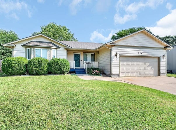 704 W 15th St, Newton, KS 67114