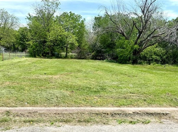 205 W Houston Street, Bowie, TX 76230
