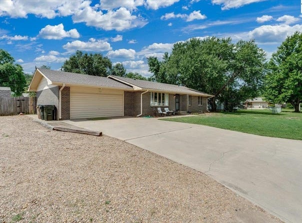 605 E Main St, Haven, KS 67543