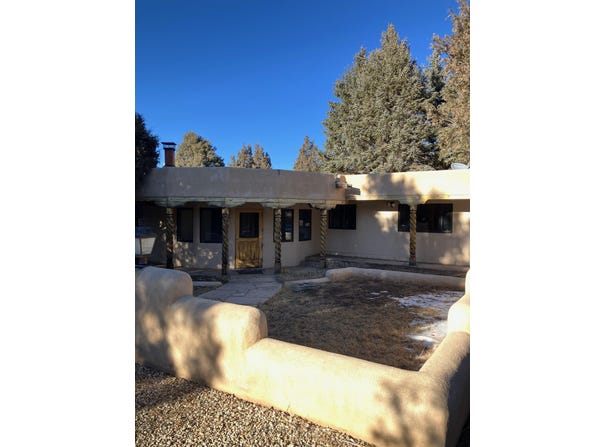 11 Farrell St, Ranchos de Taos, NM 87557