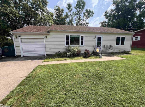 204 E Fillmore Avenue, Fairfield, IA 52556