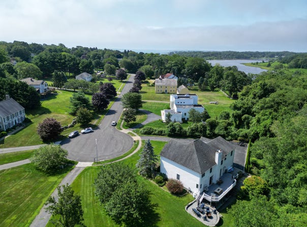 61 Brookview Court, Groton, CT 06340