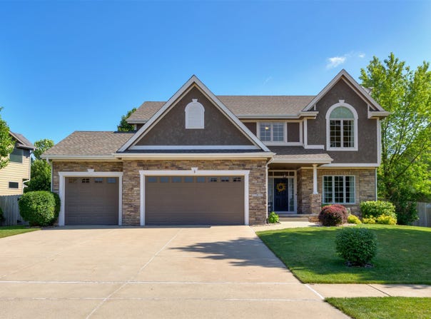 15915 Ridgemont Drive, Urbandale, IA 50323