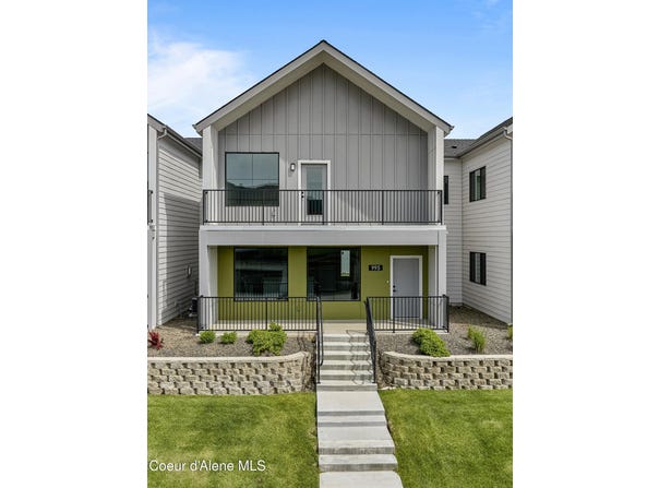 995 E RAILROAD AVENUE, Post Falls, ID 83854