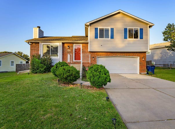2430 N Old Manor Rd, Wichita, KS 67220-4044